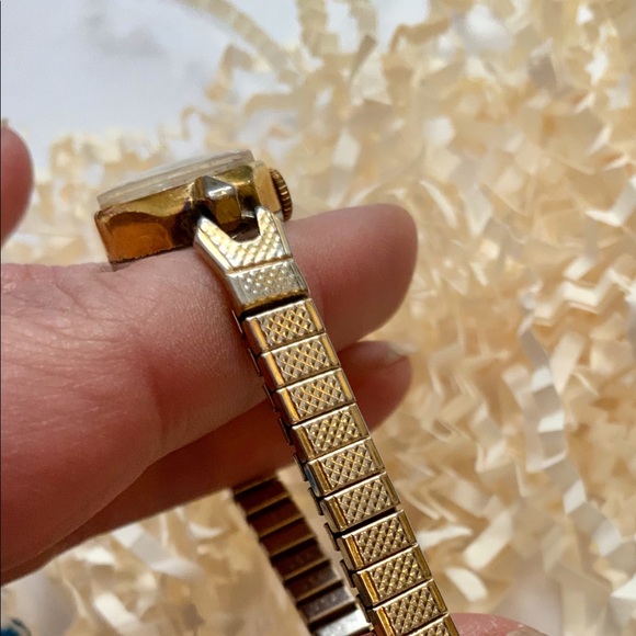 Vintage Westclox 17 Jewels Ladies Textured Gold Tone Wristwatch - Picture 4 of 15